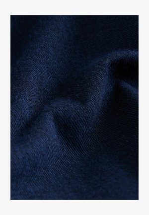 Mørkeblå stof, blød tekstur med en fin vævning, der viser subtile variationer i nuancer og en let glans. Ingen mønstre eller synligt hardware.