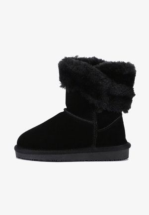 Botines negros de ante suave con un puño de pelo sintético. Presentan una suela de goma plana y detalles de costura a lo largo de las costuras.