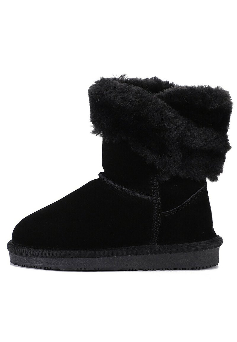 Botines negros de ante suave con un puño de pelo sintético. Presentan una suela de goma plana y detalles de costura a lo largo de las costuras.