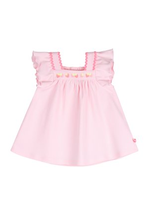 Robe en coton rose avec manches volantées, encolure carrée et corsage froncé. Présente un détail brodé de fraises sur la poitrine.