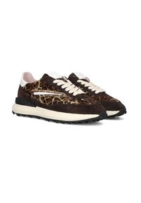 Sneakers in suede con stampa leopardata in marrone e beige, con lacci color crema, dettagli bianchi sul tallone e suola in gomma nera spessa.