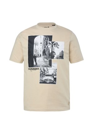 Camiseta beige con fotos en blanco y negro de calles de La Habana, palmeras, un coche vintage y una persona caminando bajo un arco.