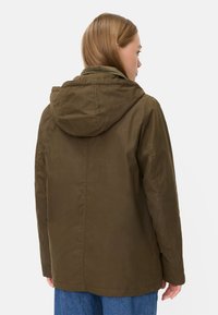 Olijfgroene gewatteerde jas met capuchon, gemaakt van een gladde en duurzame stof. Heeft een comfortabele pasvorm en een rugstuk, ideaal voor casual dragen.