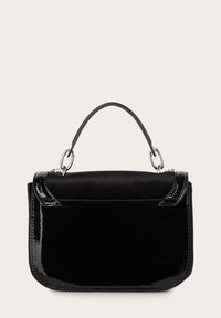 Sort håndtaske lavet af laklæder med en suedeflap, der har en struktureret form og et kort håndtag. Sølvhardware detaljeret.