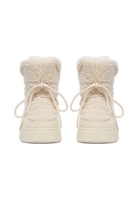 Botine crem, cu lungimea până la gleznă, având un superior texturat și pufos, vârf rotund și o talpă groasă și netedă. Prezintă închideri cu șireturi plate.