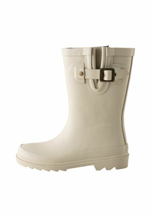 Botte de pluie en caoutchouc blanche avec un détail de boucle, bout rond et semelle texturée. Présente une finition lisse et une hauteur mi-mollet.