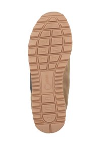 Svízelná podrážka tenisek s vzorovaným gumovým profilem. Barva: béžová s tmavšími akcenty. Vyznačuje se texturovaným povrchem pro lepší přilnavost a odolnost.