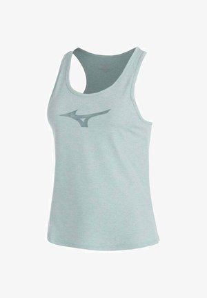 Hellblaues Tanktop aus weichem Stoff, mit Racerback-Design und grauem Logo auf der Vorderseite. Glatte Textur und schlichte Konstruktion.