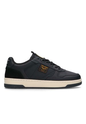 Czarny niskoprofilowy sneaker z kremową podeszwą, czarnymi sznurówkami i małą żółto-czarną naszywką z boku z napisem PME Legend.