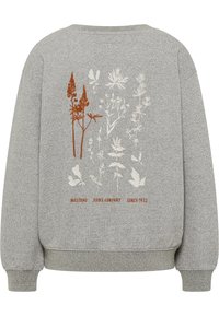 Sudadera de fleece gris con bordado floral en tonos blancos y óxido, con puños y dobladillo acanalados, y texto "Mustang Jeans Company".