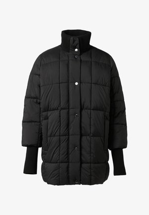 Czarna pikowana kurtka z wysokim kołnierzem, zatrzaskami i ściągaczami przy mankietach. Prosty krój z pikowanej tkaniny i bocznymi kieszeniami.