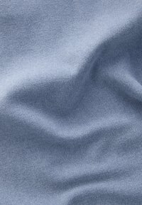 Tissu bleu clair à texture côtelée fine, présentant des plis doux et un léger éclat, caractéristique d'un matériau synthétique ou mélangé.