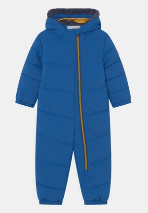 Combinaison de neige rembourrée bleue une pièce pour tout-petit avec capuche, fermeture éclair jaune à l'avant, poignets élastiques et doublure polaire foncée à l'intérieur de la capuche.