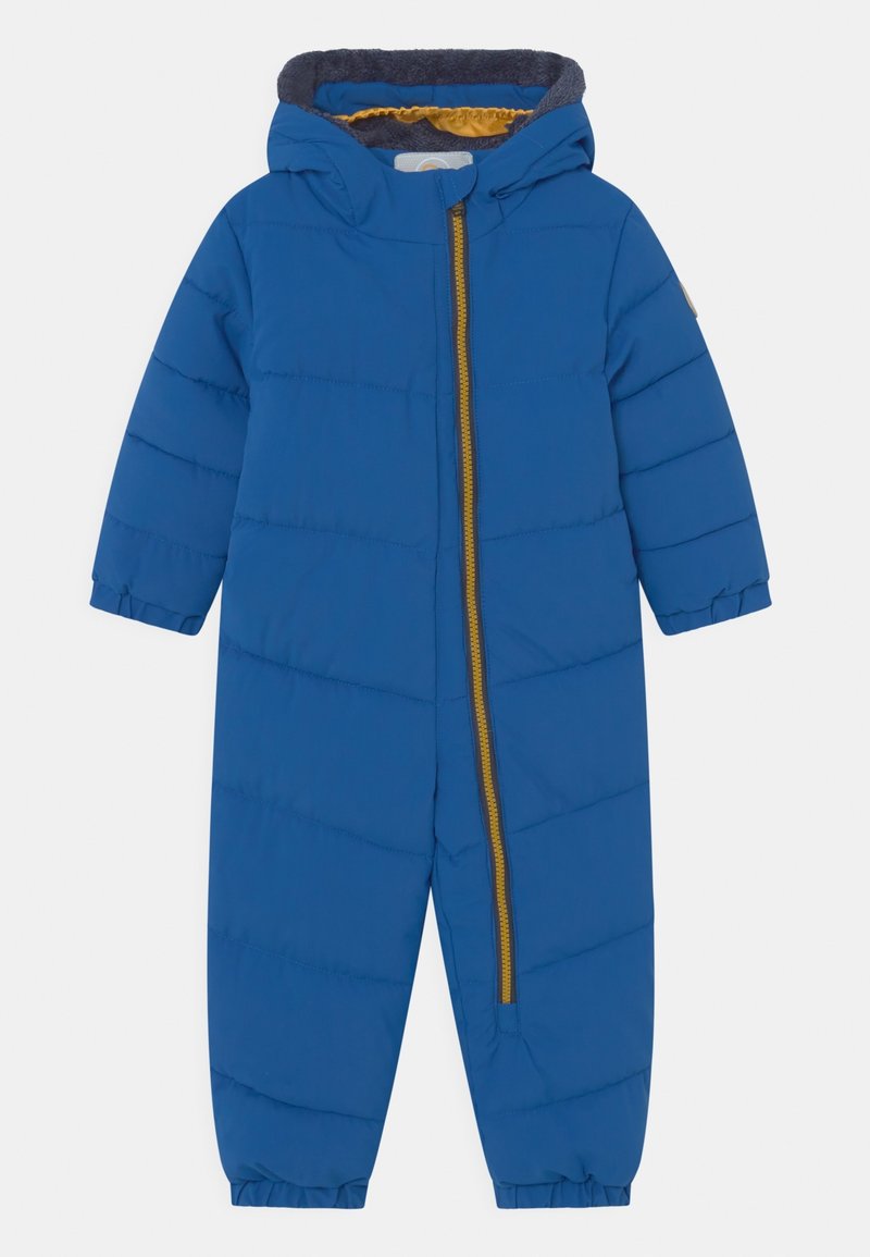Combinaison de neige rembourrée bleue une pièce pour tout-petit avec capuche, fermeture éclair jaune à l'avant, poignets élastiques et doublure polaire foncée à l'intérieur de la capuche.