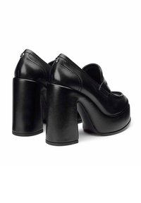 Scarpe con tacco a pianta nera, dal finish in pelle liscia, design a punta rotonda e tacco a blocco chunky. Presentano cuciture decorative e un accento con logo.