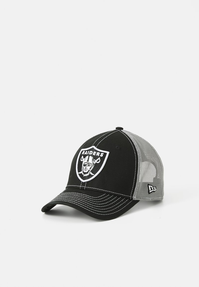 Gorra negra con visera curvada, parte trasera de malla y costuras blancas. Presenta un logotipo bordado de los Raiders en la parte frontal.