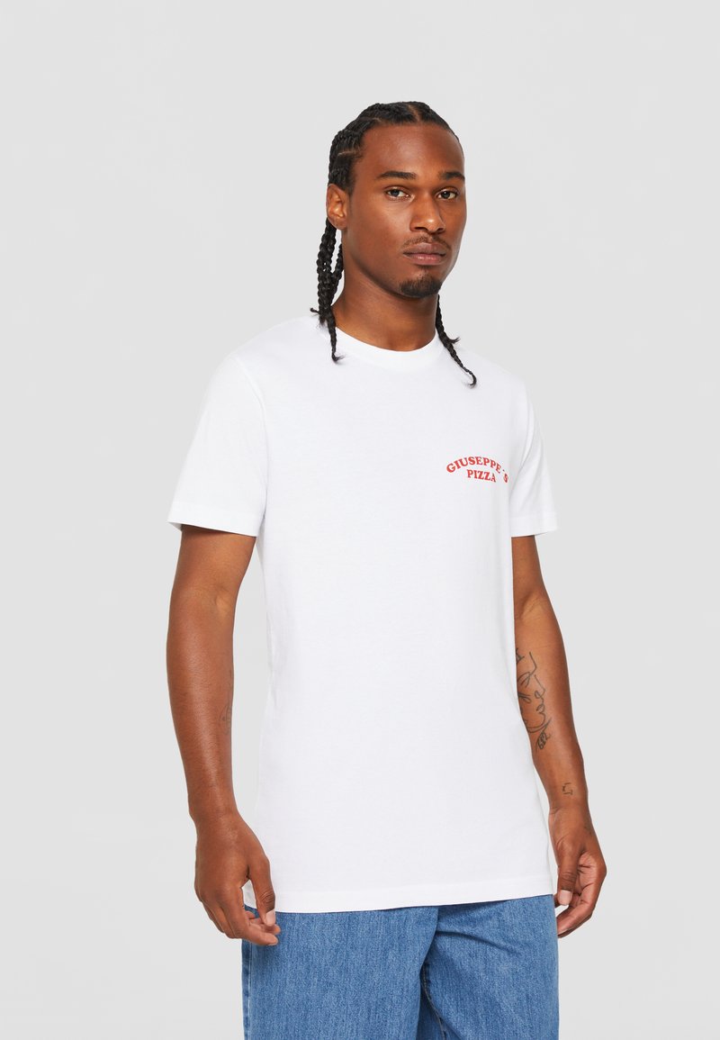 Weißes Baumwoll-T-Shirt mit kurzen Ärmeln, das auf der linken Brustseite mit einem roten Grafikdesign versehen ist, auf dem "GIUSEPPE'S PIZZA" steht.
