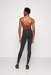 Athleta ELATION V-NECK CROP A-C - Sutiã desportivo de suporte ligeiro - ancient mahogany