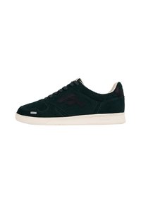 Sneakers in suede verde con un design testurizzato, accenti in pelle nera e una suola in gomma crema. Presentano lacci e un logo sui lati.