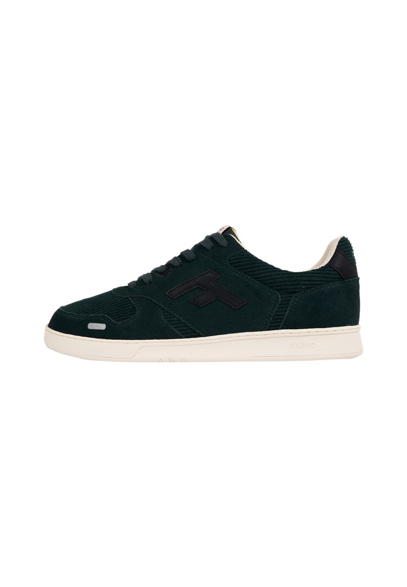 Sneakers in suede verde con un design testurizzato, accenti in pelle nera e una suola in gomma crema. Presentano lacci e un logo sui lati.