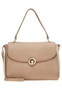 Sac à main en cuir beige avec fermeture à rabat, fermoir circulaire doré, une poignée unique sur le dessus et une bandoulière réglable.