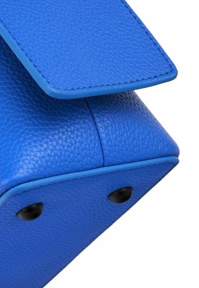 Borsa a tracolla in pelle blu con superficie texturizzata, dettagli in hardware nero a contrasto, design strutturato e bordi cuciti.