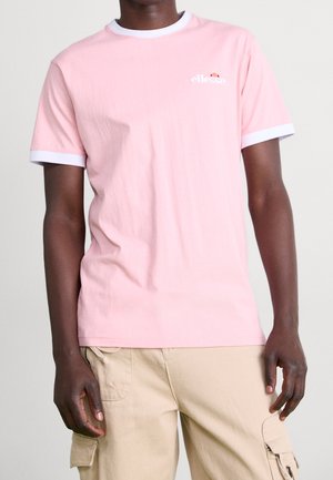 Hellrosa Baumwoll-T-Shirt mit weißem Rundhalsausschnitt und Ärmelabschluss. Kleines gedrucktes Logo auf der Brust. Kombiniert mit hellbeigen Cargohosen.