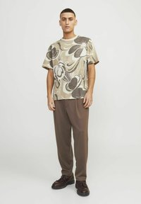 Jack & Jones PREMIUM ALL OVER RUNDHALS - T-shirt med print - travertine