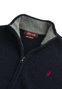 Maglione zip-up blu navy con colletto a coste grigio, tessuto texturizzato, logo ricamato in rosso e dettagli della zip in argento.