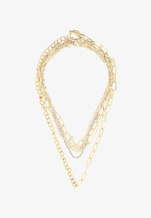 Guld multi-streng halskæde med forskellige kædestilarter, herunder glatte led og dem med funkende rhinsten, sikret med en toggle-lås.