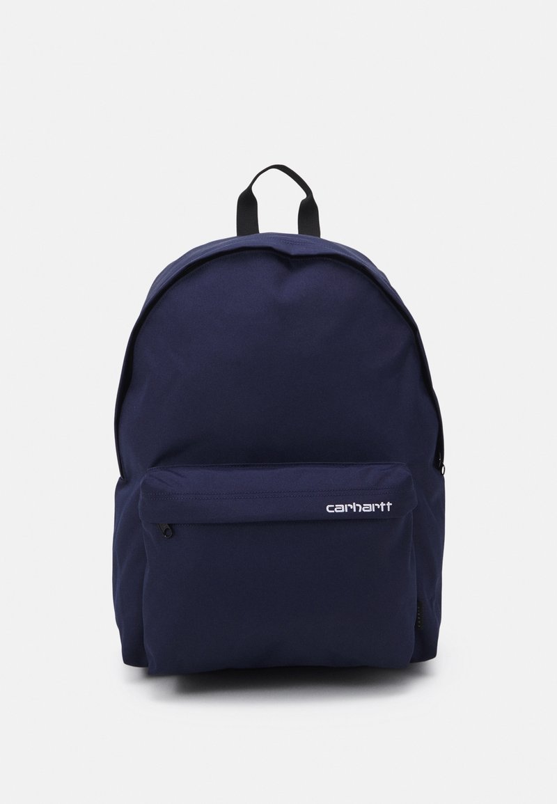 Námořnický modrý batoh Carhartt s přední kapsou na zip a černým úchopem nahoře, vystavený na bílém pozadí.