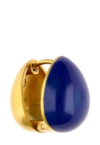 Złote kolczyki z niebieskim kamieniem w owalnym kształcie, gładka faktura z błyszczącą powierzchnią, pewnie zawieszone z tyłu.