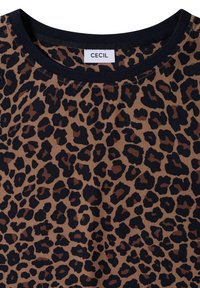 Chemise à imprimé léopard marron et noir avec un col rond noir et une étiquette blanche indiquant "CECIL" au col.