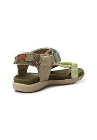 Moniväriset sandaalit, joissa on vihreät ja beige hihnat, tekstuuripintainen yläosa ja pehmustettu pohja vaaleanruskealla kumipohjalla.