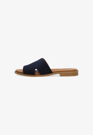Marineblå slide-sandal med bred ruskindrem, tan-farvet polstret indersål og flad træsål med let hæl på hvid baggrund.