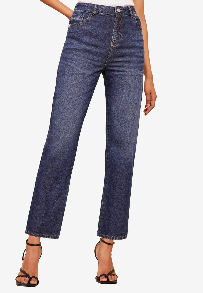Pantalones vaqueros de tiro alto en azul oscuro, hechos de denim, que presentan un diseño de pierna recta con bolsillos regulares y detalles de costura.