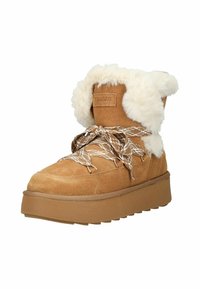 Hnědé semišové kotníkové boty s umělým kožíškem na manžetě, šněrováním s vzorem a strukturovanou podrážkou, s visačkou na boku.