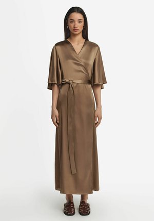 Robe portefeuille en satin de couleur brun riche avec des manches larges et une taille cintrée. Design long jusqu'au sol avec une texture lisse et un éclat subtil.