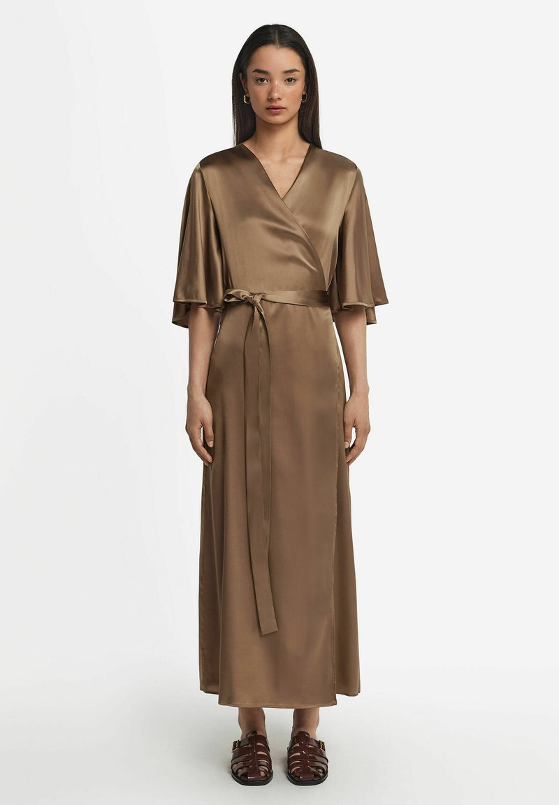 Satin-Wickelkleid in sattem Braun mit breiten Ärmeln und gebundenem Taillenbereich. bodenlanger Schnitt mit glatter Textur und subtiler Schimmer.