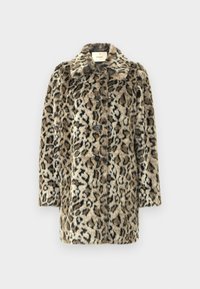 Casaco com padrão de leopardo em pelo falso, apresentando gola de lapela, fecho com sete botões e mangas três quartos, numa combinação de cores castanho claro e preto.