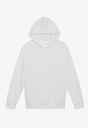 Weißer Longsleeve-Hoodie mit Fronttasche und Kordelzügen, flach auf einem schlichten Hintergrund ausgelegt, Schild mit der Aufschrift "Pier One" im Kragen.