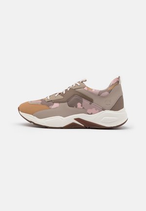 Lavtopet sneaker med beige, brun og rosa camouflage stof, hvide snørebånd, tekstureret sål og polstret krave på hvid baggrund.