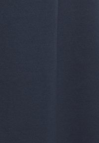 Dunkelblaues Gewebe mit glatter Textur. Das Material scheint dehnbar und leicht zu sein, mit einer einfarbigen Oberfläche ohne Muster oder Verzierungen.