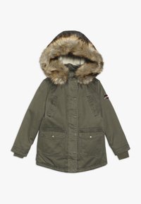 Dziecięca oliwkowozielona parka z kapturem podszytym sztucznym futrem, z przednimi kieszeniami na klapki i ściągaczami przy mankietach, leżąca płasko na białym tle.