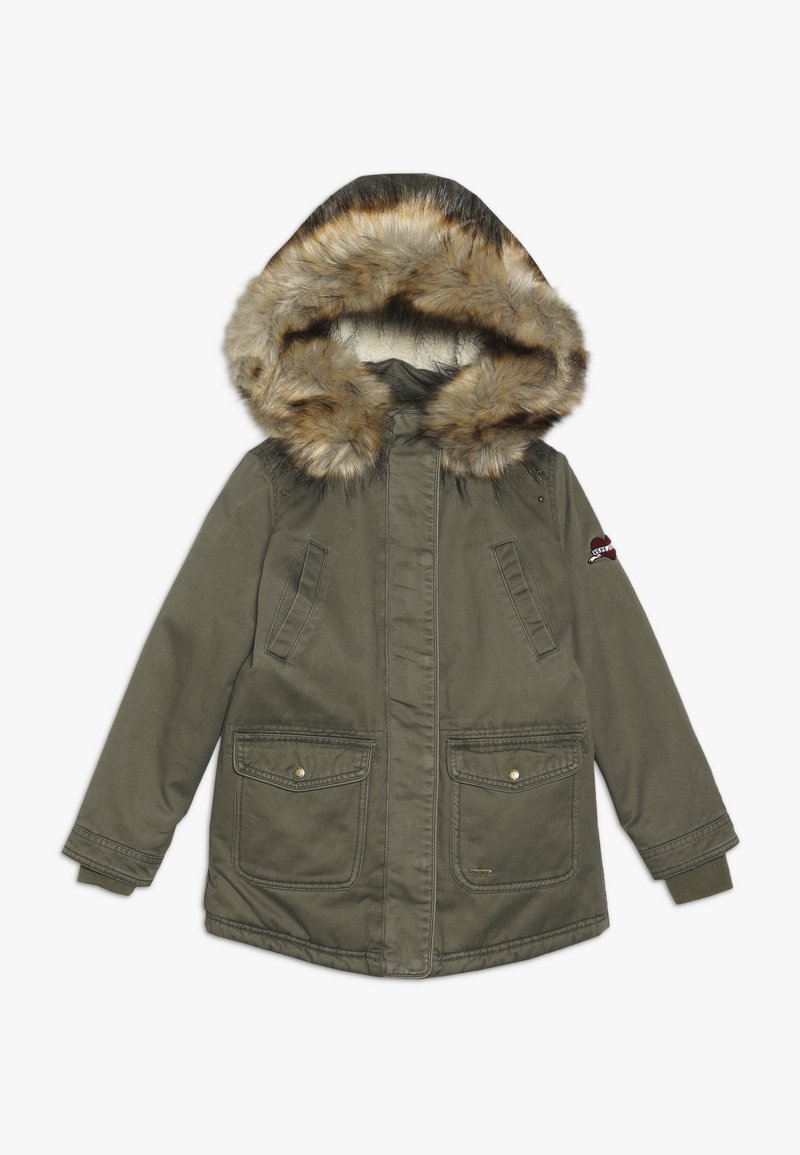 Dziecięca oliwkowozielona parka z kapturem podszytym sztucznym futrem, z przednimi kieszeniami na klapki i ściągaczami przy mankietach, leżąca płasko na białym tle.