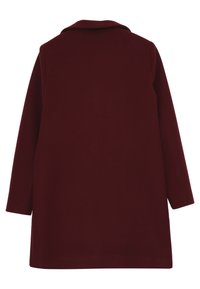 Cappotto in misto lana bordeaux con colletto classico, maniche lunghe e taglio dritto, caratterizzato da una texture morbida e liscia e senza chiusure visibili.