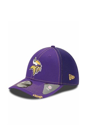 Fioletowa czapka bejsbolowa z siatkowanymi bokami, z żółtym logo Vikings z przodu i złotym napisem "Vikings" na daszku.