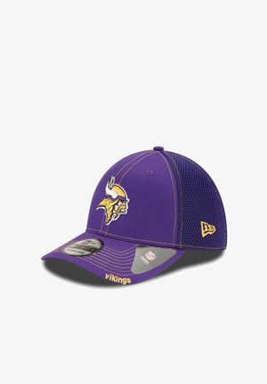 Fioletowa czapka bejsbolowa z siatkowanymi bokami, z żółtym logo Vikings z przodu i złotym napisem "Vikings" na daszku.