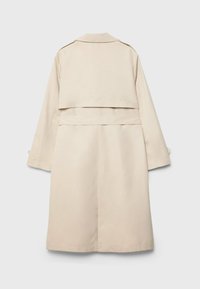 Beżowy trench z paskiem w talii, długimi rękawami i detalem drapowanym z tyłu. Wykonany z gładkiego materiału o prostym, minimalistycznym designie.
