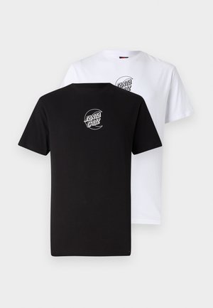 Zwei T-Shirts: eines in Schwarz und eines in Weiß. Beide verfügen über ein rundes Logo mit dem Text "Santa Cruz" in Schwarz auf der Brust. Klassisches Rundhalsdesign.